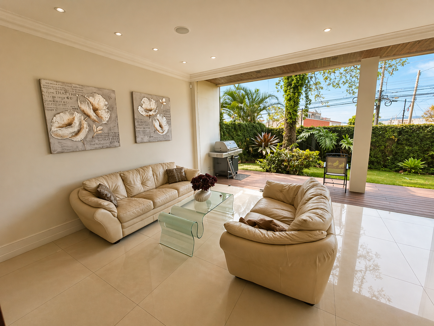 Casa de Tres Niveles en Condominio El Higuerón — foto 3